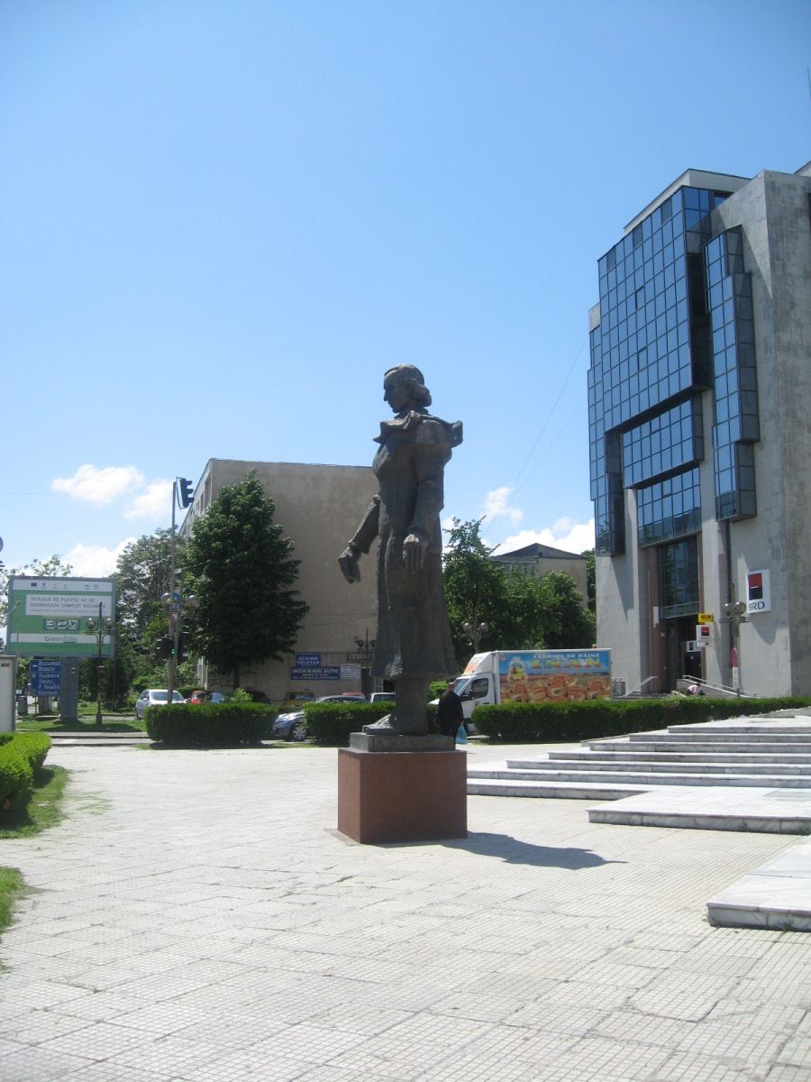 Complexul Muzeal "IUlian Antonescu" Bacău - statuia lui Vasile Pârvan