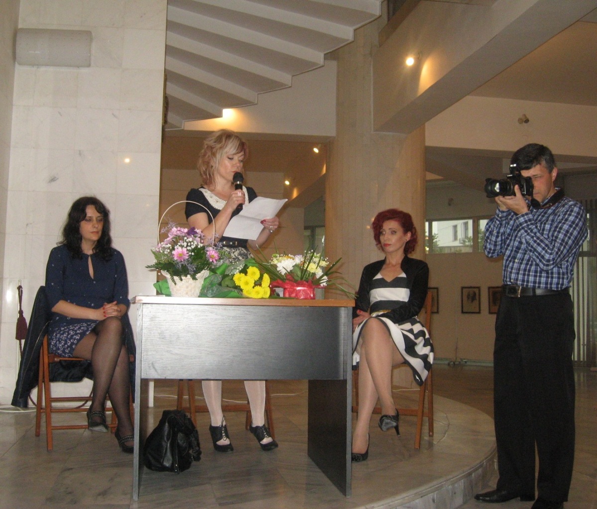 Violeta Savu - redactor la revista Ateneu, alături de organizatori: Broşu Constantin – fotograf,Mihaela Băbuşanu Amalanci şi Oana Gheorghe - haijini