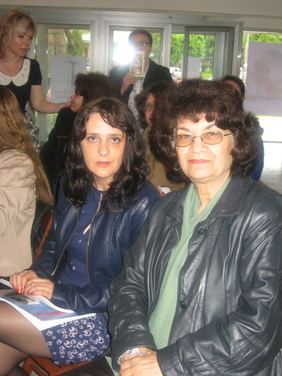 Poeta Violeta Savu,  alături de Laura Văceanu, preşedinta Societăţii de Haiku din Constanţa